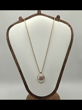 Vintage Gold Tone Porcelain Rose Pendant Necklace